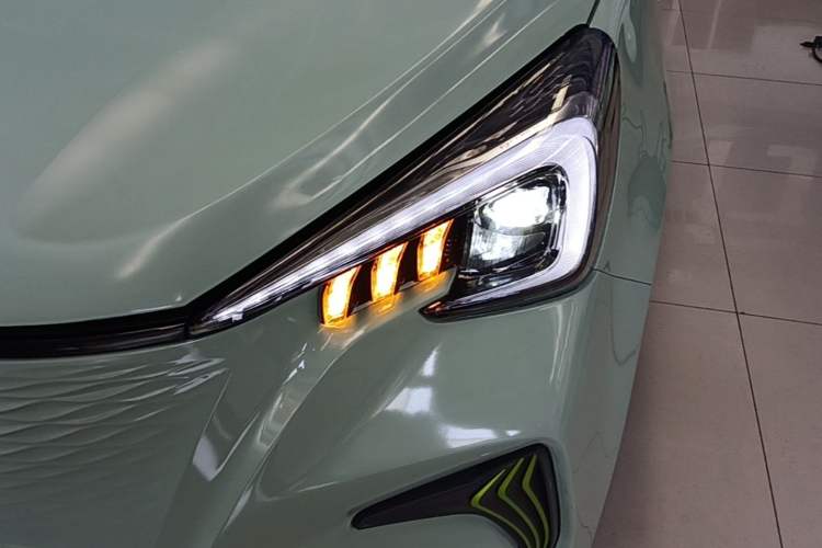 Used CHANGAN Benni E-Star 2022 Qingxin Edition Colorful Model Lithium Iron Phosphate Left Front Headlight
