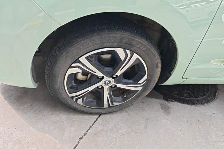 Used CHANGAN Benni E-Star 2022 Qingxin Edition Colorful Model Lithium Iron Phosphate Left Front Wheel Hub
