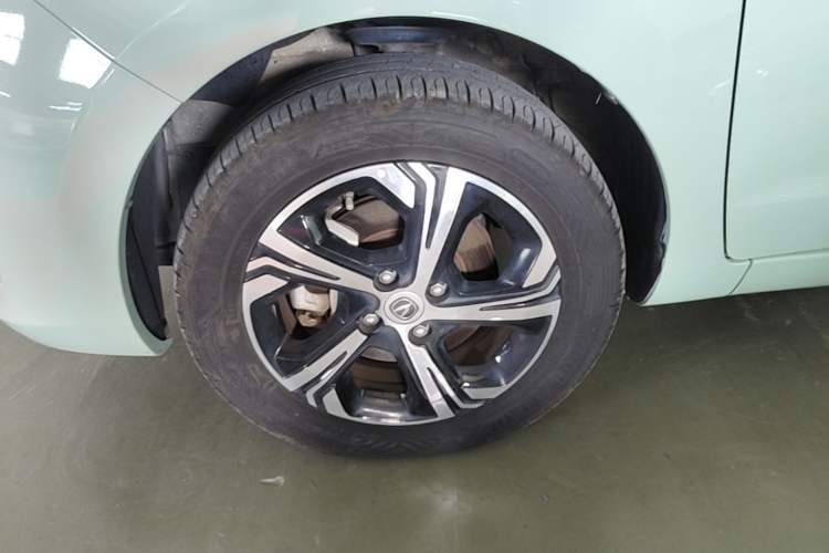 Used CHANGAN Benni E-Star 2022 Qingxin Edition Colorful Model Lithium Iron Phosphate Left Front Wheel Hub