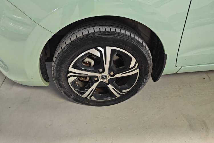 Used CHANGAN Benni E-Star 2022 Qingxin Edition Colorful Model Lithium Iron Phosphate Left Front Wheel Hub