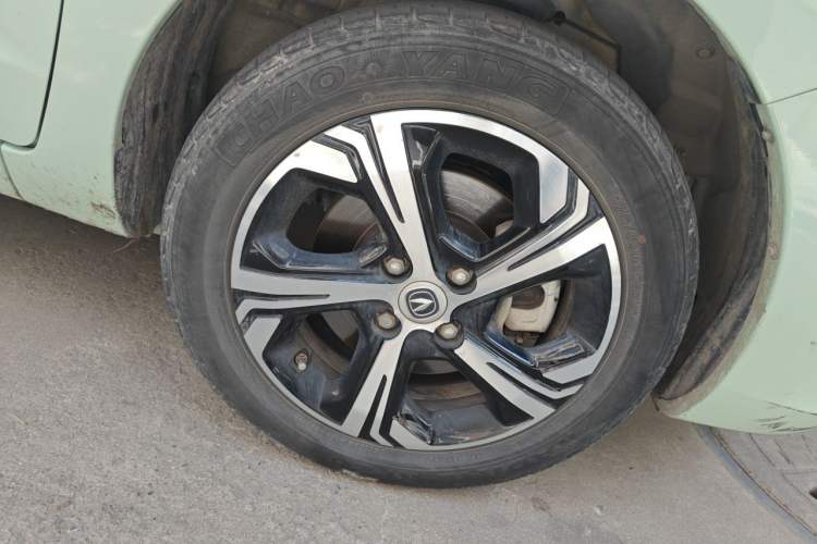 Used CHANGAN Benni E-Star 2022 Qingxin Edition Colorful Model Lithium Iron Phosphate Right Front Wheel Hub