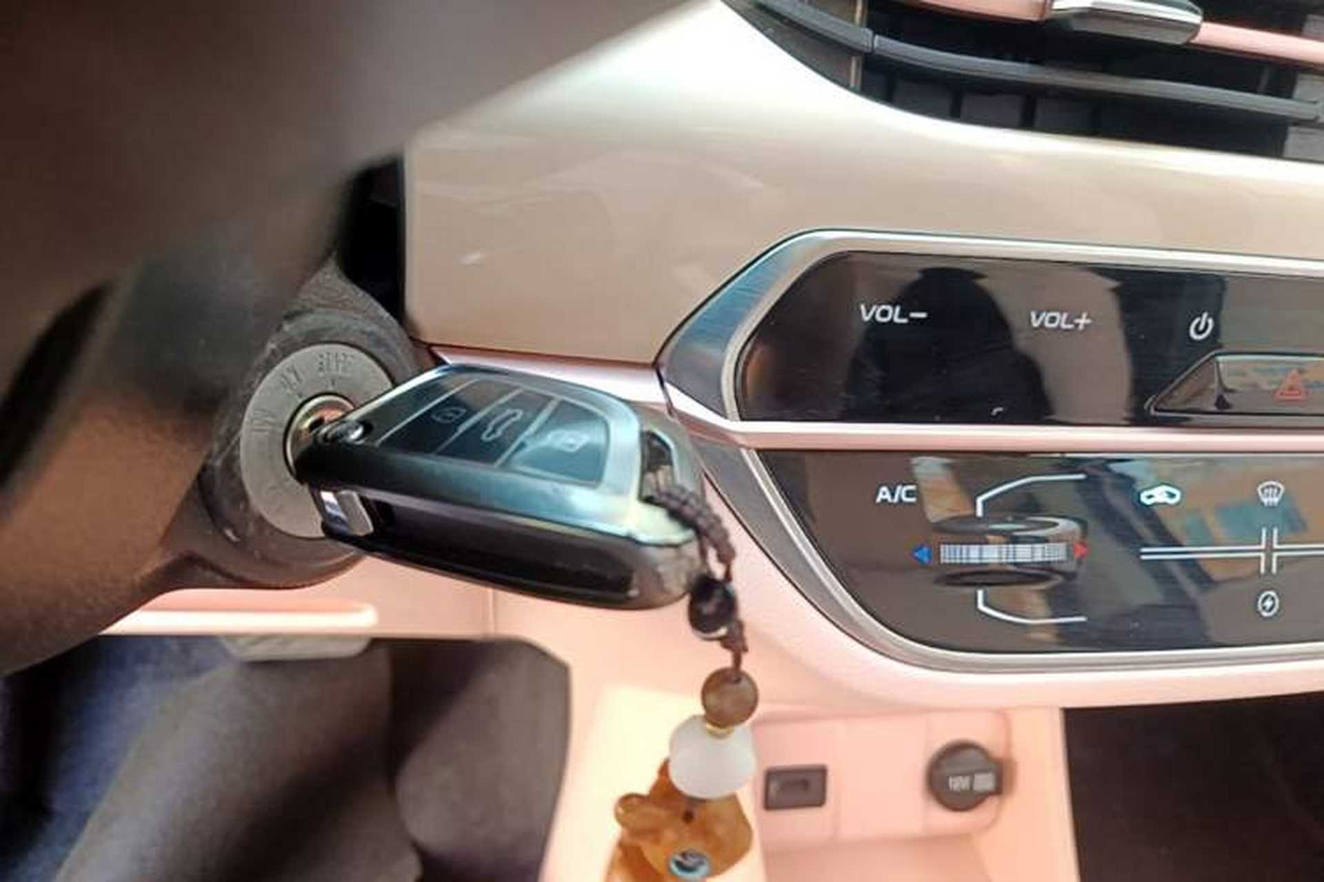 Used CHANGAN Benni E-Star 2022 Charming Edition Colorful Model Lithium Iron Phosphate Interior 1
