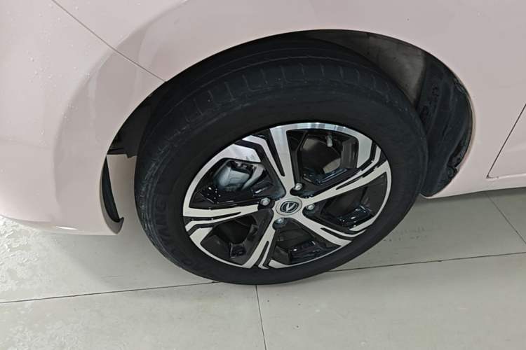 Used CHANGAN Benni E-Star 2022 Qingxin Edition Colorful Model Lithium Iron Phosphate Left Front Wheel Hub