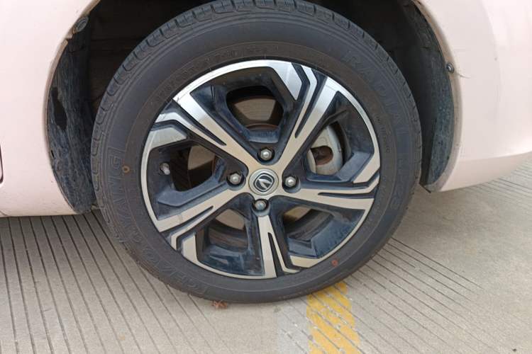 Used CHANGAN Benni E-Star 2022 Charming Edition Colorful Model Lithium Iron Phosphate Right Front Wheel Hub