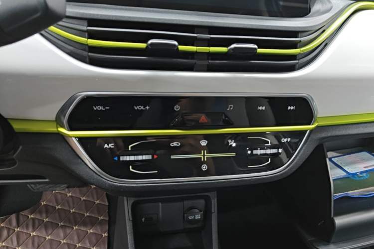 Used CHANGAN Benni E-Star 2022 Qingxin Edition Colorful Model Lithium-NMC Audio And AC Panel