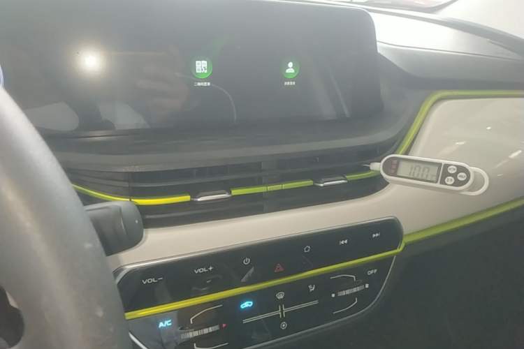 Used CHANGAN Benni E-Star 2022 Charming Edition Colorful Model Lithium-Ion Battery Audio And AC Panel