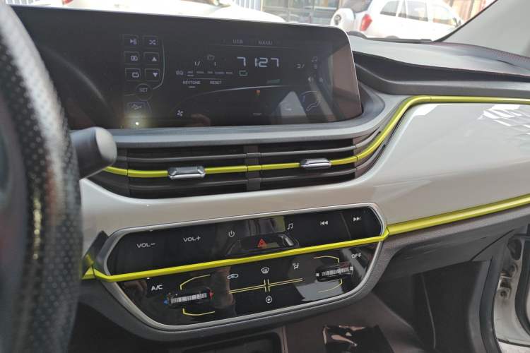 Used CHANGAN Benni E-Star 2022 Qingxin Edition Colorful Model Lithium-NMC Audio And AC Panel