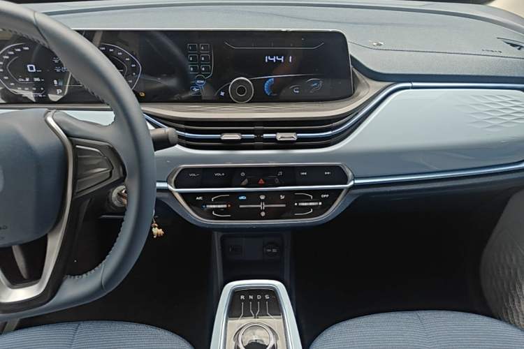 Used CHANGAN Benni E-Star 2022 Qingxin Edition Colorful Model Lithium-NMC Audio And AC Panel