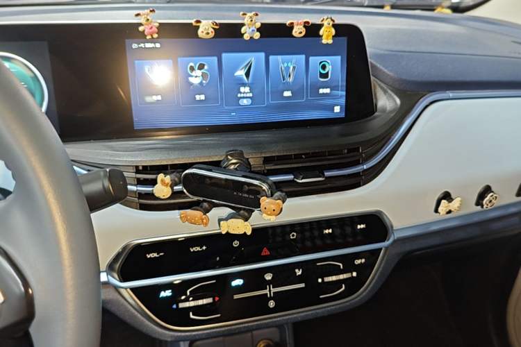 Used CHANGAN Benni E-Star 2022 Charming Edition Colorful Model Lithium Iron Phosphate Audio And AC Panel