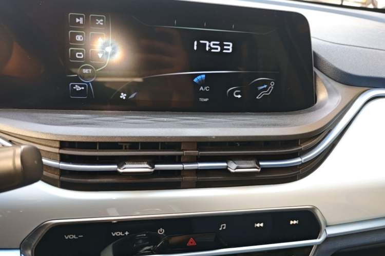 Used CHANGAN Benni E-Star 2022 Qingxin Edition Colorful Model Lithium Iron Phosphate Audio And AC Panel
