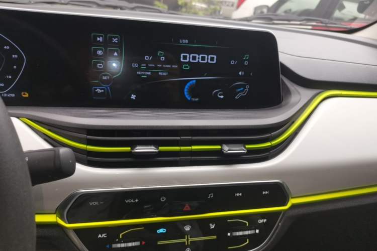 Used CHANGAN Benni E-Star 2022 Qingxin Edition Colorful Model Lithium Iron Phosphate Audio And AC Panel