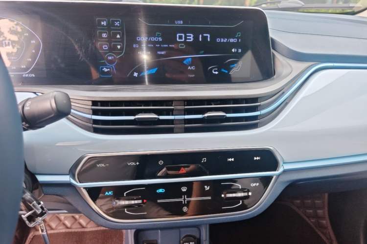 Used CHANGAN Benni E-Star 2022 Qingxin Edition Colorful Model Lithium Iron Phosphate Audio And AC Panel