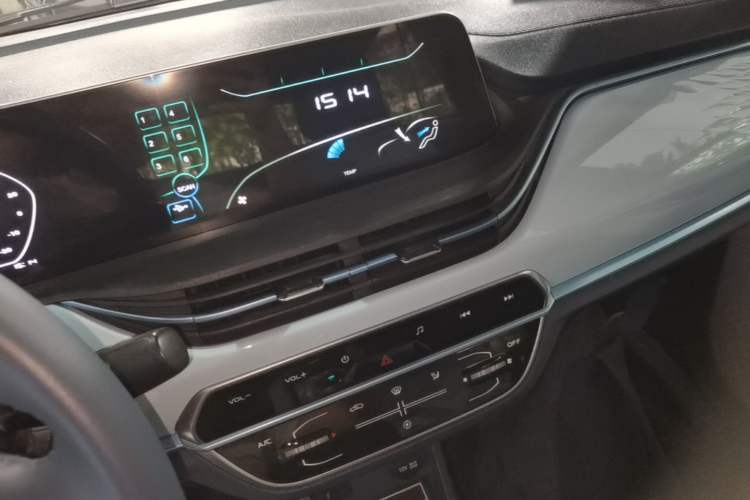 Used CHANGAN Benni E-Star 2022 Qingxin Edition Colorful Model Lithium-NMC Audio And AC Panel