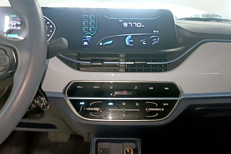 Used CHANGAN Benni E-Star 2022 Qingxin Edition Colorful Model Lithium Iron Phosphate Audio And AC Panel