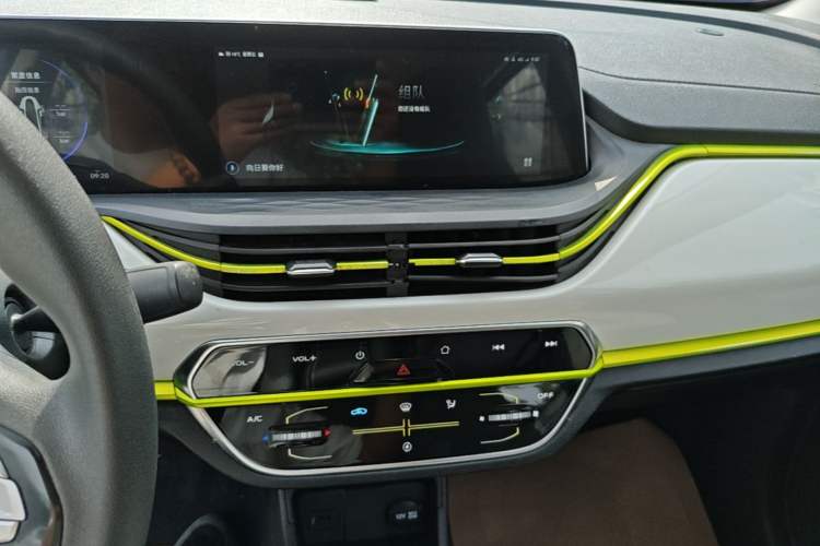 Used CHANGAN Benni E-Star 2022 Charming Edition Colorful Model Lithium-Ion Battery Audio And AC Panel