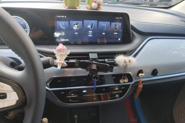 Used CHANGAN Benni E-Star 2022 Charming Edition Colorful Model Lithium Iron Phosphate Audio And AC Panel