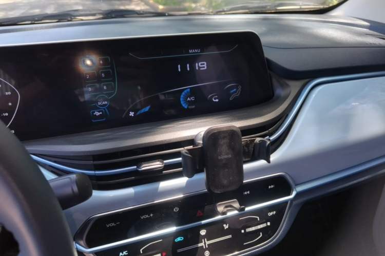 Used CHANGAN Benni E-Star 2022 Qingxin Edition Colorful Model Lithium Iron Phosphate Audio And AC Panel