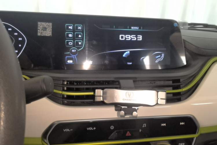 Used CHANGAN Benni E-Star 2022 Qingxin Edition Colorful Model Lithium-NMC Audio And AC Panel