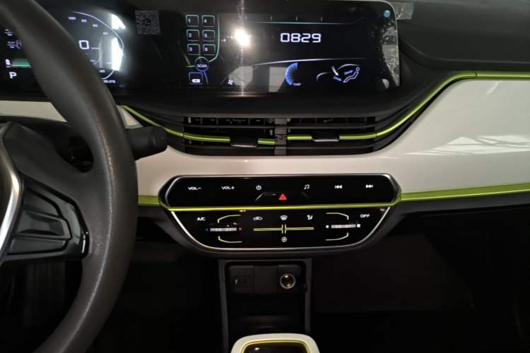 Used CHANGAN Benni E-Star 2022 Qingxin Edition Colorful Model Lithium Iron Phosphate Audio And AC Panel