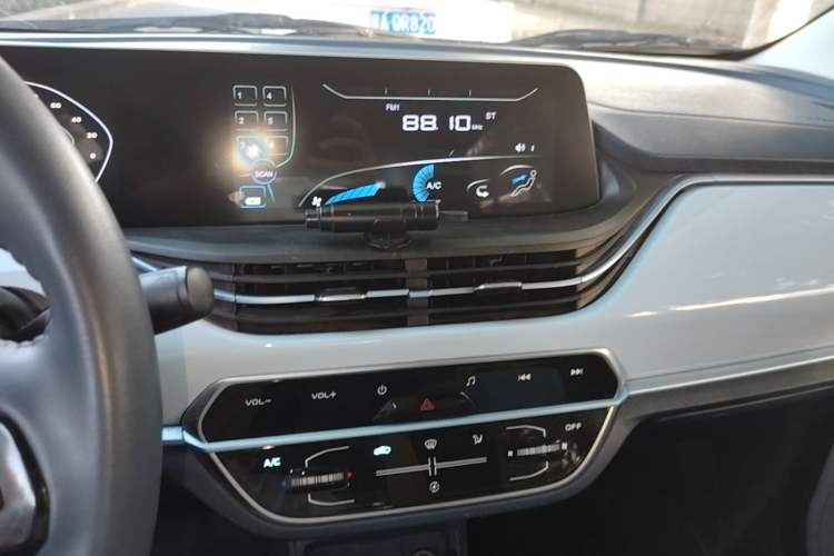 Used CHANGAN Benni E-Star 2022 Qingxin Edition Colorful Model Lithium Iron Phosphate Audio And AC Panel