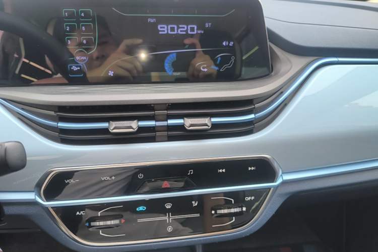 Used CHANGAN Benni E-Star 2022 Qingxin Edition Colorful Model Lithium Iron Phosphate Audio And AC Panel