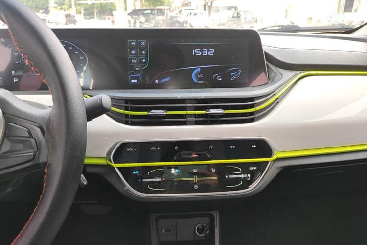 Used CHANGAN Benni E-Star 2022 Qingxin Edition Colorful Model Lithium Iron Phosphate Audio And AC Panel