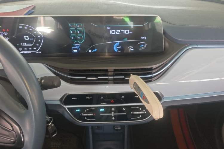 Used CHANGAN Benni E-Star 2022 Qingxin Edition Colorful Model Lithium Iron Phosphate Audio And AC Panel