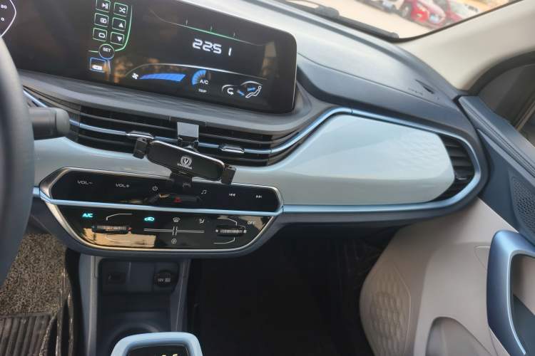 Used CHANGAN Benni E-Star 2022 Qingxin Edition Colorful Model Lithium Iron Phosphate Audio And AC Panel