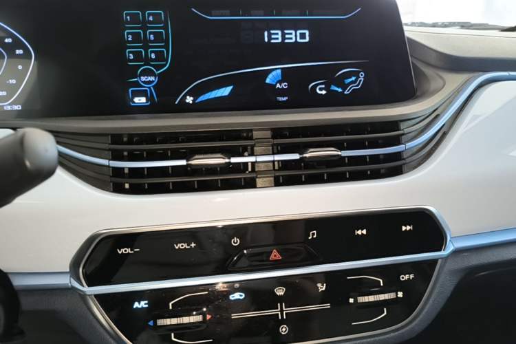Used CHANGAN Benni E-Star 2022 Qingxin Edition Colorful Model Lithium Iron Phosphate Audio And AC Panel