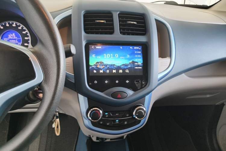 Used CHANGAN Benni E-Star 2022 Qingxin Edition Colorful Model Lithium-NMC Audio And AC Panel