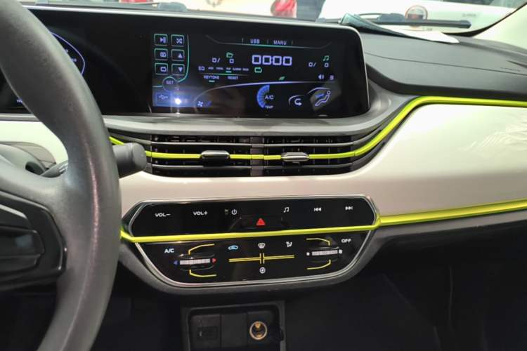 Used CHANGAN Benni E-Star 2022 Qingxin Edition Colorful Model Lithium Iron Phosphate Audio And AC Panel