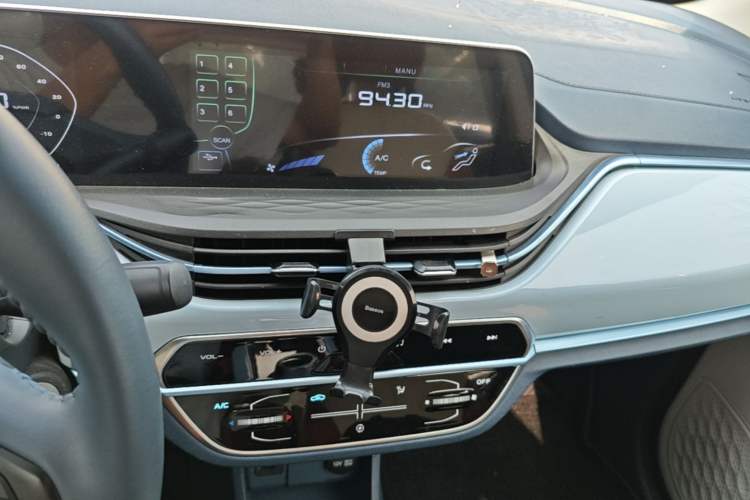 Used CHANGAN Benni E-Star 2022 Qingxin Edition Colorful Model Lithium Iron Phosphate Audio And AC Panel