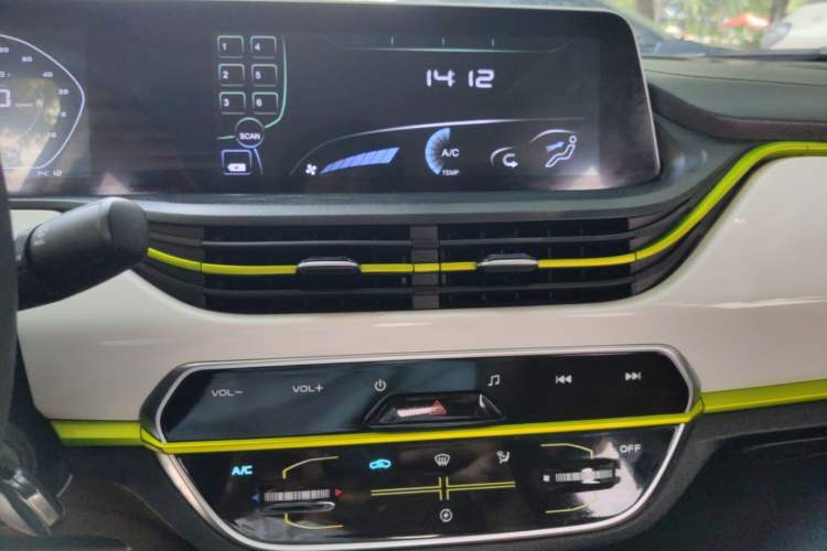 Used CHANGAN Benni E-Star 2022 Qingxin Edition Colorful Model Lithium Iron Phosphate Audio And AC Panel