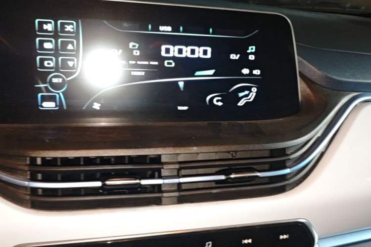 Used CHANGAN Benni E-Star 2022 Qingxin Edition Colorful Model Lithium Iron Phosphate Audio And AC Panel