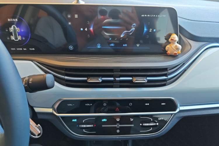 Used CHANGAN Benni E-Star 2022 Charming Edition Colorful Model Lithium Iron Phosphate Audio And AC Panel