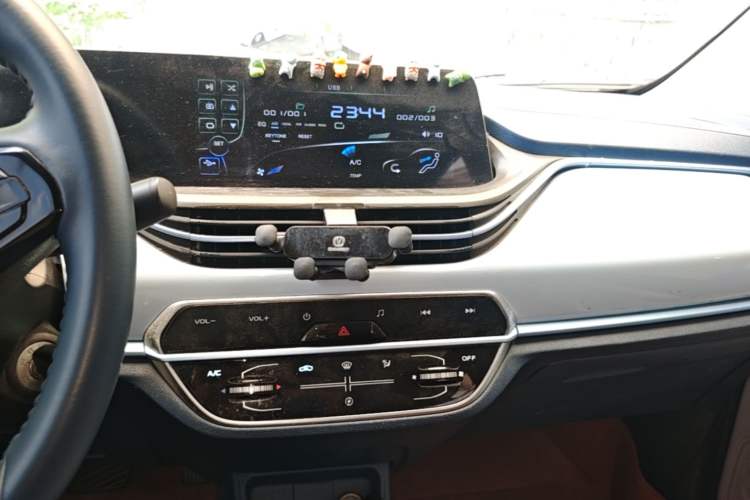 Used CHANGAN Benni E-Star 2022 Qingxin Edition Colorful Model Lithium Iron Phosphate Audio And AC Panel