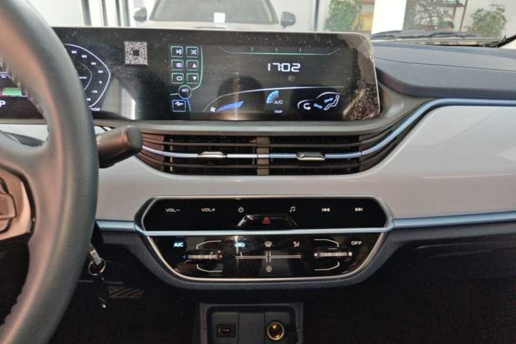 Used CHANGAN Benni E-Star 2022 Qingxin Edition Colorful Model Lithium Iron Phosphate Audio And AC Panel