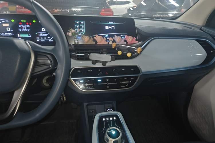Used CHANGAN Benni E-Star 2022 Charming Edition Colorful Model Lithium-Ion Battery Audio And AC Panel