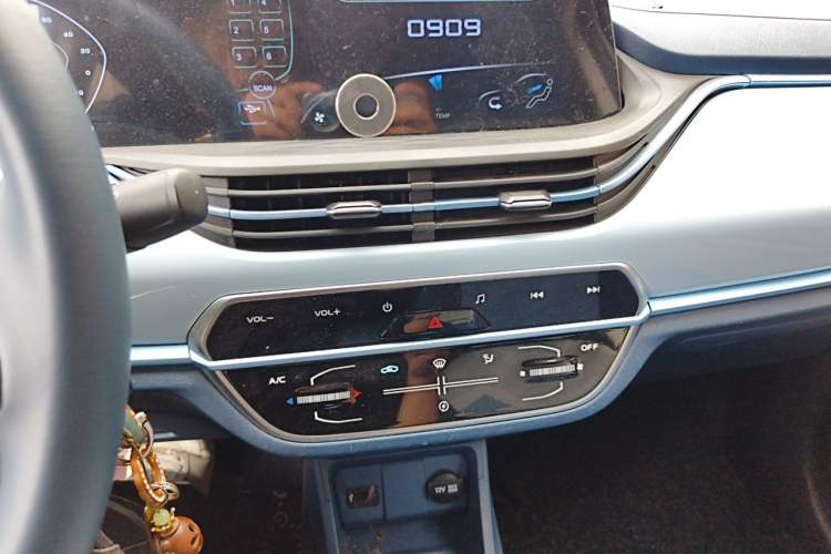 Used CHANGAN Benni E-Star 2022 Qingxin Edition Colorful Model Lithium-NMC Audio And AC Panel