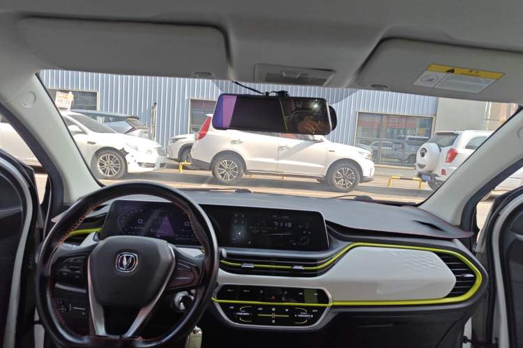 Used CHANGAN Benni E-Star 2022 Qingxin Edition Colorful Model Lithium-NMC Center Console