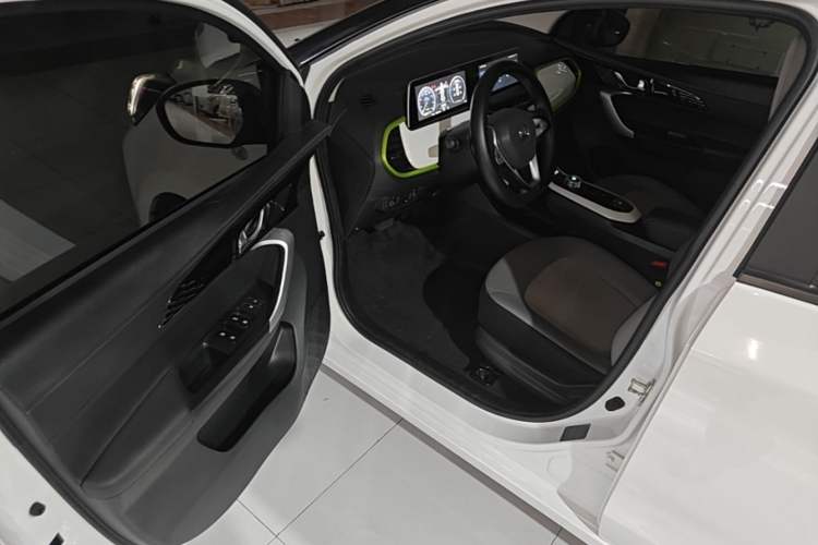 Used CHANGAN Benni E-Star 2022 Charming Edition Colorful Model Lithium Iron Phosphate Driver Seat