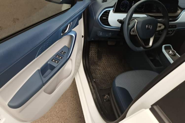 Used CHANGAN Benni E-Star 2022 Charming Edition Colorful Model Lithium Iron Phosphate Driver Seat