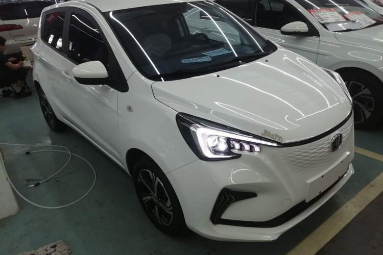 Used CHANGAN Benni E-Star 2022 Charming Edition Colorful Model Lithium Iron Phosphate Front Right 45 Deg