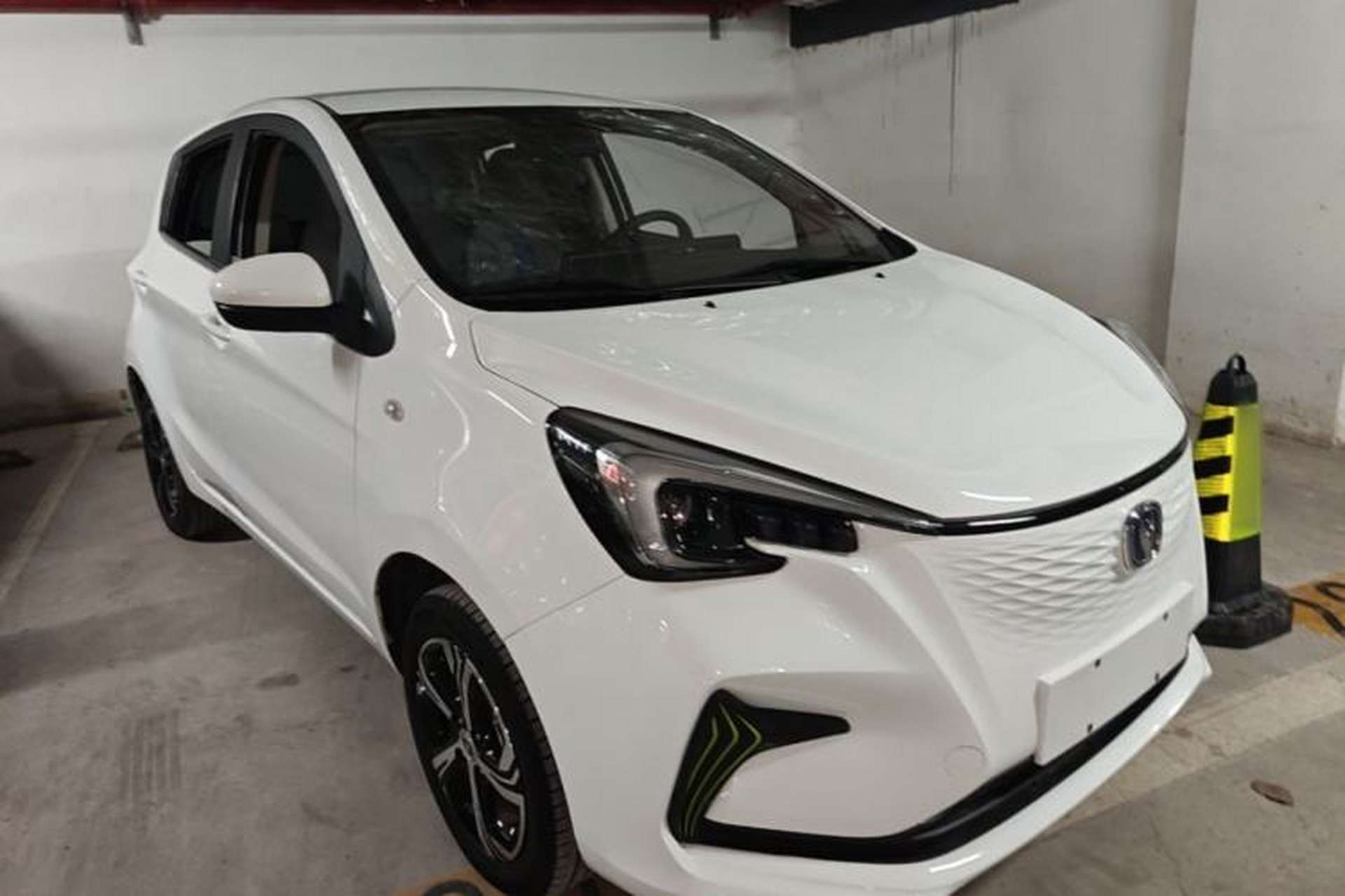 Used CHANGAN Benni E-Star 2022 Qingxin Edition Colorful Model Lithium Iron Phosphate Front Right 45 Deg