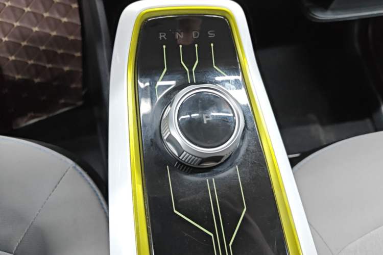 Used CHANGAN Benni E-Star 2022 Qingxin Edition Colorful Model Lithium-NMC Gear Lever