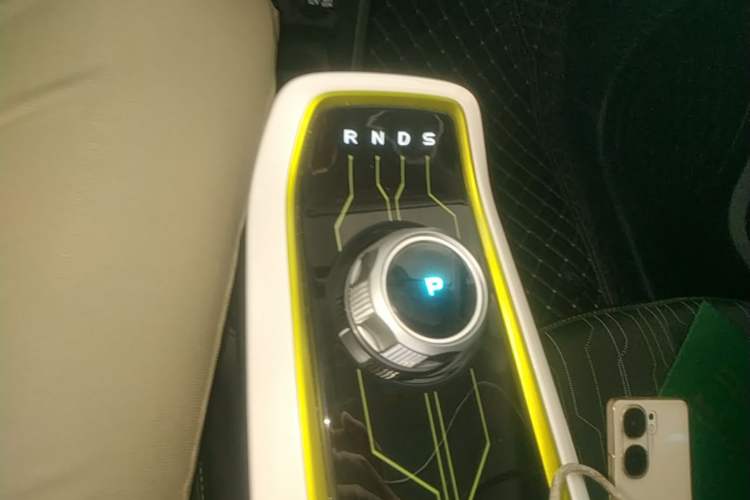 Used CHANGAN Benni E-Star 2022 Charming Edition Colorful Model Lithium-Ion Battery Gear Lever