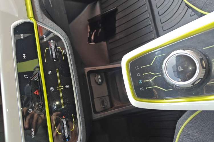 Used CHANGAN Benni E-Star 2022 Qingxin Edition Colorful Model Lithium-NMC Gear Lever