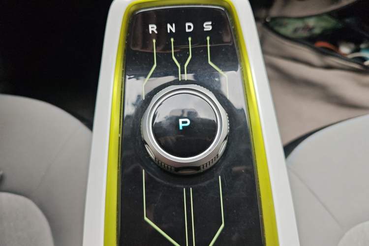 Used CHANGAN Benni E-Star 2022 Charming Edition Colorful Model Lithium Iron Phosphate Gear Lever