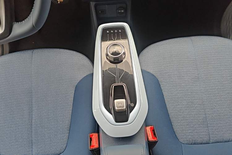 Used CHANGAN Benni E-Star 2022 Qingxin Edition Colorful Model Lithium-NMC Gear Lever