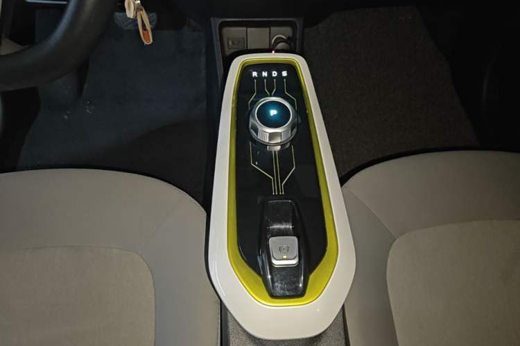 Used CHANGAN Benni E-Star 2022 Charming Edition Colorful Model Lithium Iron Phosphate Gear Lever